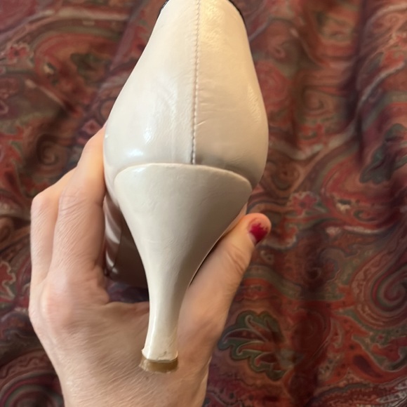 Karine Arabian Paris White leather shoes European 39 US 7 1/2. 3 inch heel - Picture 7 of 8